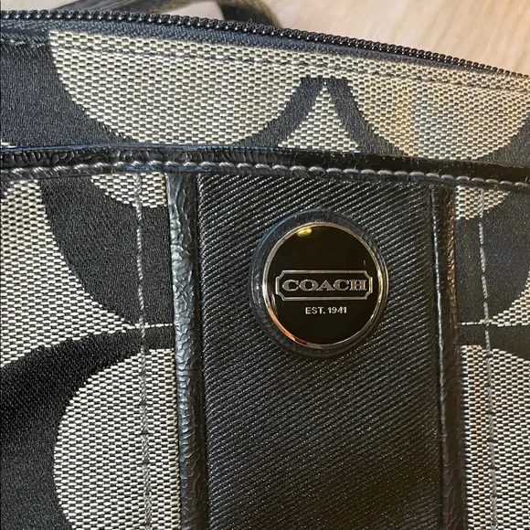 💙 Coach Signature Black and Tan Shoulder Bag - Picture 10 of 13